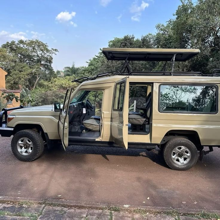 Safari Land Cruiser with pop-up roof hire Uganda – wildlife viewing vehicle